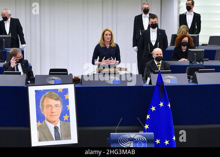 Roberta Metsola nimmt am 17. Januar 2022 am Europäischen Parlament in Straßburg, Frankreich, an einer Hommage an den verstorbenen Präsidenten des Europäischen Parlaments, David Sassoli, Teil. Metsola, ein Mitglied der rechten EVP-Fraktion aus Malta, gehört zu den vier Kandidaten für den Beitritt zum EU-parlament. Jeder wird sich am Dienstag bei seinen Kolleginnen und Kollegen in Straßburg für die Nachfolge von Sassoli, der am 11. Januar verstorben ist und dessen Amtszeit diese Woche endete, zur Sache machen. Aber die vierköpfige Mutter hat auch Kritik von einigen ihrer Kollegen wegen ihrer Ansichten gegen Abtreibungen gezogen, die in Malta, dem letzten EU-Gräfin, weit verbreitet sind Stockfoto