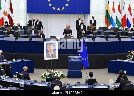 Roberta Metsola nimmt am 17. Januar 2022 am Europäischen Parlament in Straßburg, Frankreich, an einer Hommage an den verstorbenen Präsidenten des Europäischen Parlaments, David Sassoli, Teil. Metsola, ein Mitglied der rechten EVP-Fraktion aus Malta, gehört zu den vier Kandidaten für den Beitritt zum EU-parlament. Jeder wird sich am Dienstag bei seinen Kolleginnen und Kollegen in Straßburg für die Nachfolge von Sassoli, der am 11. Januar verstorben ist und dessen Amtszeit diese Woche endete, zur Sache machen. Aber die vierköpfige Mutter hat auch Kritik von einigen ihrer Kollegen wegen ihrer Ansichten gegen Abtreibungen gezogen, die in Malta, dem letzten EU-Gräfin, weit verbreitet sind Stockfoto