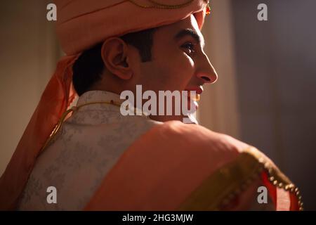 Seitenansicht des indischen Bräutigams in traditionellem Hochzeitsoutfit Stockfoto