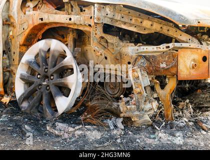 Teil eines ausgebrannten Autos. Keine Personen. Stockfoto