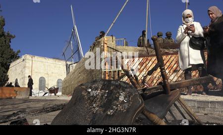 Jerusalem, Israel. 17th Januar 2022. Mitglieder der israelischen Sicherheitskräfte stehen Wache auf dem Gelände des Familienhauses eines Palästinensers, Salhiya, das am 17. Januar 2021 in Jerusalem, Israel, im Scheich-Jarrah-Viertel geräumt werden soll. Salhiyas Familie ist seit 2017 mit einer Räumungsdrohung konfrontiert, als das Land, in dem sich sein Haus befindet, für den Schulbau bestimmt wurde. Das palästinensische Viertel Sheikh Jarrah ist derzeit das Zentrum einer Reihe von Eigentumsstreitigkeiten zwischen Palästinensern und rechtsgerichteten jüdischen Israelis. Einige Häuser wurden von israelischen Siedlern besetzt Stockfoto