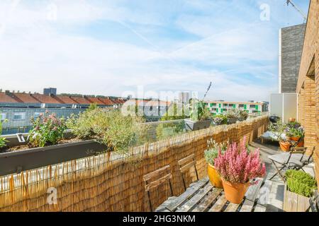 Schöner langer, enger Balkon mit Holzgeländern Stockfoto