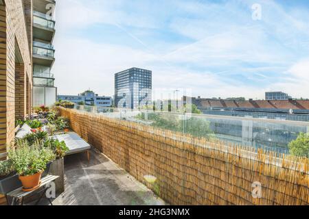 Schöner langer, enger Balkon mit Holzgeländern Stockfoto