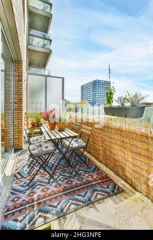 Schöner langer, enger Balkon mit Holzgeländern Stockfoto