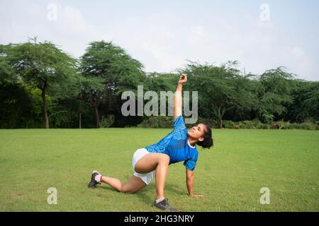 Junge Sportlerin Mädchen in Sport-Uniform Training auf dem Feld Stockfoto