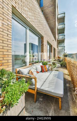 Schöner langer, enger Balkon mit Holzgeländern Stockfoto