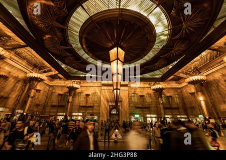 KAIRO, ÄGYPTEN - 13. NOVEMBER 2018: Menschen am Bahnhof Ramses in Kairo Stockfoto