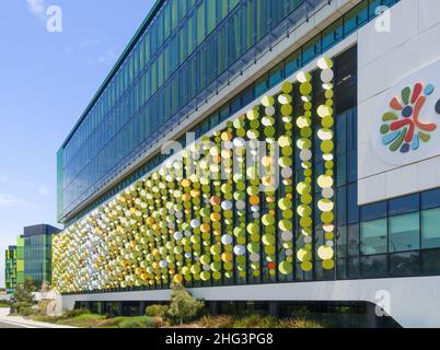 Perth, Australien - Kinderkrankenhaus mit farbenfroher Verkleidung von JCY Architects, Cox Architecture und Billard Leece Partnerschaft mit HKS Stockfoto