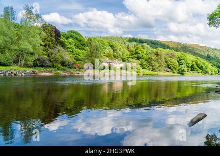 Der Fluss Tay fließt an einem klaren, sonnigen Tag in Richtung Osten durch Birnam, Perthshire, Schottland, Großbritannien. Juni 2021, Stockfoto