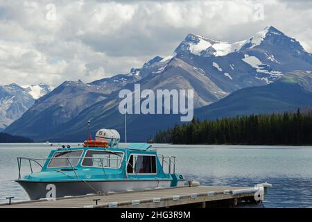 Bootsfahrt auf dem Maligne Lake im Jasper National Park, Alberta, Kanada, Nordamerika Stockfoto