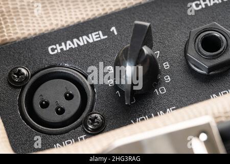 Sound-Verstärker für E-Gitarren-Tasten Nahaufnahme Stockfoto