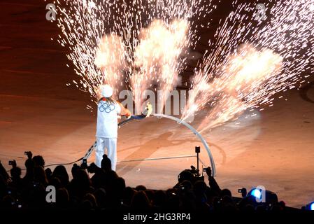 Turin Italien 2006-02-10: Eröffnungszeremonie der Olympischen Winterspiele 2006 in Turin Stefania Belmondo beleuchtet das olympische Brazier Turin 2006 Stockfoto