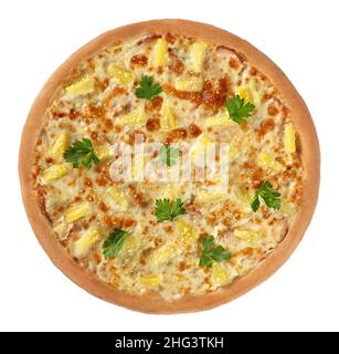 Hawaiianische Pizza mit Huhn, Ananas, Käsesoße und Mozzarella, bestreut mit Sesam und Gemüse Stockfoto