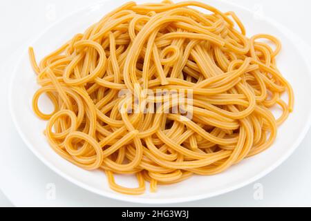 Vollkornspaghetti in einem weißen Teller Stockfoto