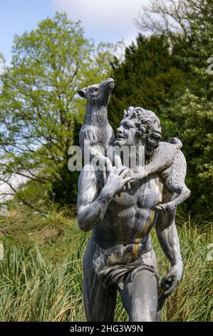 Klassische Statue in den Gärten von Chatsworth House, Derbyshire, Großbritannien Stockfoto