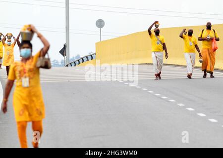 Gombak, Selangor, Malaysia. 18th Januar 2022. Hindu-Anhänger und Besucher haben begonnen, sich im Sri Subramaniar Swamy Tempel in den Batu Höhlen zu versammeln, um ihre Gelübde zu erfüllen und am 18. Januar 2022 zu beten.die meisten wurden gesehen, wie sie den Paal Koodam, einen Milchtopf, auf ihren Köpfen trugen, Welche Inhalte sie über die Statue von Lord Murugan gießen würden, als sie den Tempel innerhalb des Höhlenkomplexes als Opfergaben für ihn erreichten.das diesjährige Thaipusam wurde in Maßen unter strengen Covid-19 SOPs gefeiert, wobei weniger als ein Viertel der üblichen Menge anwesend war.Dieses Festival ist gewidmet Lord Mu Stockfoto