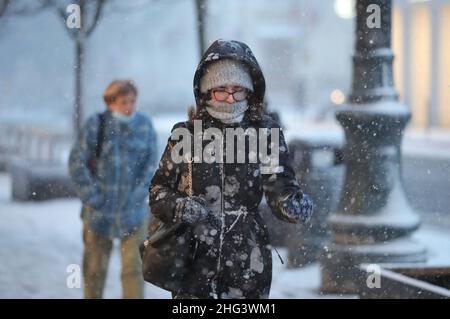 Vilnius, Litauen. 17th Januar 2022. Menschen gehen gegen den Schneesturm in Vilnius, Litauen, 17. Januar 2022. Schneesturm verursachte in einigen Gebieten Litauens eine Unterbrechung der Stromversorgung und des Verkehrs. Quelle: Xue Dongmei/Xinhua/Alamy Live News Stockfoto