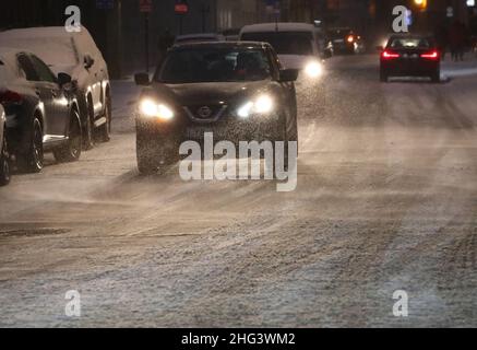 Vilnius, Litauen. 17th Januar 2022. Fahrzeuge bewegen sich gegen den Schneesturm in Vilnius, Litauen, 17. Januar 2022. Schneesturm verursachte in einigen Gebieten Litauens eine Unterbrechung der Stromversorgung und des Verkehrs. Quelle: Xue Dongmei/Xinhua/Alamy Live News Stockfoto