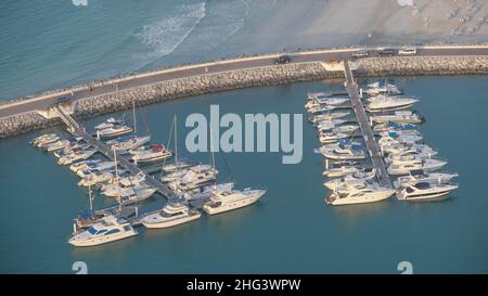 Eine Luftaufnahme des kleinen Bootshafens im Jumeirah Beach Hotel in Dubai. Stockfoto