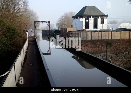 Der Stratford-upon-Avon-Kanal bei Wootton Wawen Aquädukt im Winter, Warwickshire, England, Großbritannien Stockfoto