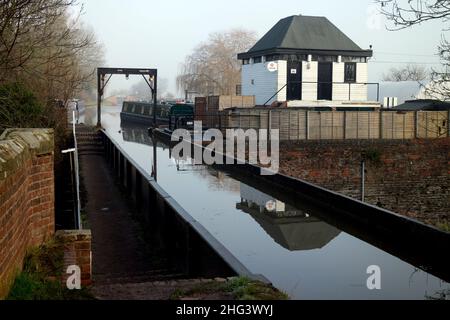 Der Stratford-upon-Avon-Kanal bei Wootton Wawen Aquädukt im Winter, Warwickshire, England, Großbritannien Stockfoto