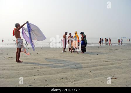 Trocknen von Tüchern auf der Insel ganga sagar im Westen bengalens Stockfoto