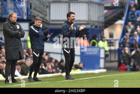 Portsmouth-Cheftrainer Danny Cowley während der Sky Bet League ein Spiel zwischen Portsmouth und Milton Keynes Dons im Fratton Park , Portsmouth, Großbritannien - 15th. Januar 2022 - nur für die redaktionelle Verwendung. Keine Verkaufsförderung. Für Football-Bilder gelten die Einschränkungen von FA und Premier League. Keine Internet-/Mobilnutzung ohne FAPL-Lizenz - für Details contsmouthact Football Dataco Stockfoto