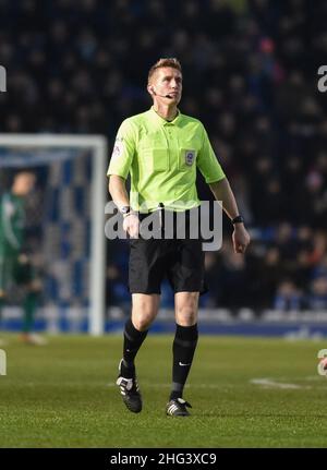 Schiedsrichter Scott Oldham während der Sky Bet League ein Spiel zwischen Portsmouth und Milton Keynes Dons im Fratton Park , Portsmouth, Großbritannien - 15th. Januar 2022 - nur für redaktionelle Verwendung. Keine Verkaufsförderung. Für Football-Bilder gelten Einschränkungen für FA und Premier League. Keine Nutzung des Internets/Handys ohne FAPL-Lizenz - für Details wenden Sie sich an Football Dataco Stockfoto