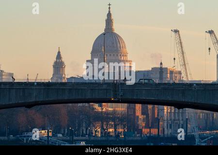 Westminster, London, Großbritannien. 18th. Januar 2022. UK Wetter: Ein kalter und frostiger Morgen im Zentrum von London. Kredit: Matthew Chattle/Alamy Live Nachrichten Stockfoto