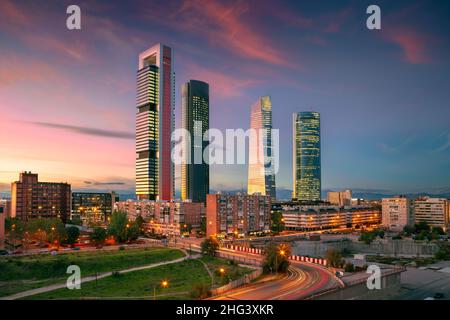 Madrid, Spanien. Stadtbild des Finanzviertels von Madrid, Spanien mit modernen Wolkenkratzern zur hellblauen Stunde. Stockfoto