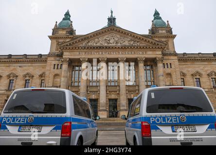 18. Januar 2022, Sachsen, Leipzig: Polizeifahrzeuge stehen vor dem Bundesverwaltungsgericht vor dem Beginn einer Berufungsverhandlung vor dem Strafsenat des BGH 5th wegen eines Mordes in einem Wettbüro. Acht Jahre nach der tödlichen Schießerei in einem Berliner Wettbüro überprüft der Bundesgerichtshof (BGH) die Urteile gegen Mitglieder einer Rocker-Gruppe. Sie stürmten angeblich 2014 in die Kneipe und schossen einen 26-jährigen Mann. Das Landgericht Berlin hatte acht Angeklagte wegen Mordes zu lebenslanger Haft und den Rocker-Führer zu lebenslanger Haft wegen Anstiftung zum Murren verurteilt Stockfoto