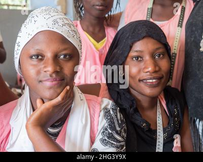 Nianing, Senegal - 24. Januar 2019: Portrait der schönen senegalesischen jungen Frauen. Afrika Stockfoto