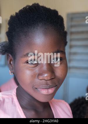 Nianing, Senegal - 24. Januar 2019: Porträt einer schönen senegalesischen jungen Frau. Afrika Stockfoto