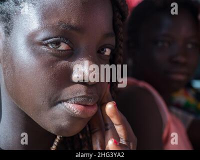 Nianing, Senegal - 24. Januar 2019: Porträt einer schönen senegalesischen jungen Frau. Afrika Stockfoto