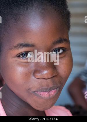 Nianing, Senegal - 24. Januar 2019: Porträt einer schönen senegalesischen jungen Frau. Afrika Stockfoto