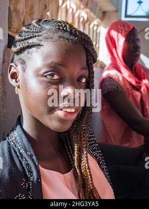 Nianing, Senegal - 24. Januar 2019: Porträt einer schönen senegalesischen jungen Frau. Afrika Stockfoto