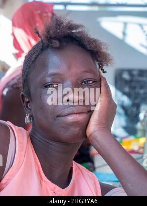 Nianing, Senegal - 24. Januar 2019: Porträt einer schönen senegalesischen jungen Frau. Afrika Stockfoto