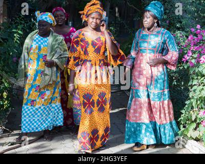 Senegal, Afrika - Jan, 2019: Senegalesische Frauen in einer traditionellen Tracht namens 'boubou' und einer Schaukel auf ihrem Kopf Stockfoto