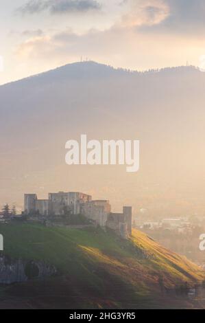 Mittelalterliche Burg auf einem grünen Hügel mit dem Geier im Hintergrund, Melfi, Basilicata, Italien Stockfoto