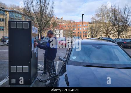 Der Fahrer zahlt, um sein Auto an einer EV-Ladestation in bristol England zu laden Stockfoto