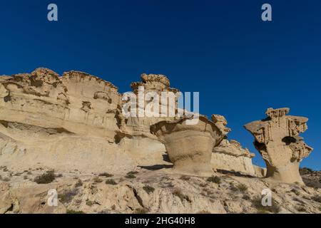 Ein Blick auf die berühmten Sandsteinerosionen und Hoodoos in Bolnuevo unter einem klaren blauen Himmel Stockfoto