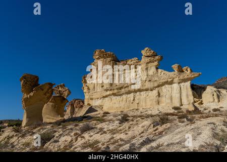 Ein Blick auf die berühmten Sandsteinerosionen und Hoodoos in Bolnuevo unter einem klaren blauen Himmel Stockfoto