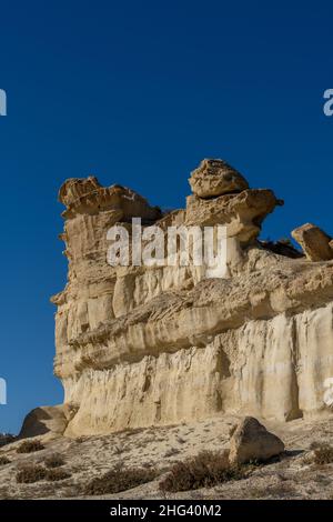 Ein Blick auf die berühmten Sandsteinerosionen und Hoodoos in Bolnuevo unter einem klaren blauen Himmel Stockfoto