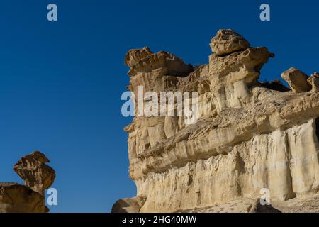 Ein Blick auf die berühmten Sandsteinerosionen und Hoodoos in Bolnuevo unter einem klaren blauen Himmel Stockfoto