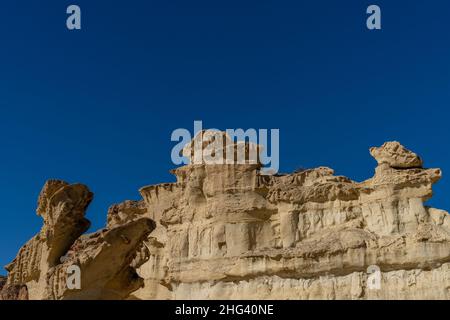 Ein Blick auf die berühmten Sandsteinerosionen und Hoodoos in Bolnuevo unter einem klaren blauen Himmel Stockfoto