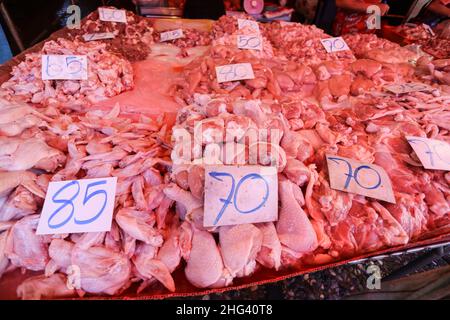 Bangkok, Thailand. 18th Januar 2022. Hühnerfleisch zum Verkauf auf dem Markt von Khlong Toei in Bangkok.das Ministerium für Tierentwicklung beobachtet die Ausbreitung der Vogelgrippe H5N6 genau, nachdem die Weltgesundheitsorganisation vor einem möglichen Ausbruch nach jüngsten Infektionsfällen in China gewarnt hat. Kredit: SOPA Images Limited/Alamy Live Nachrichten Stockfoto