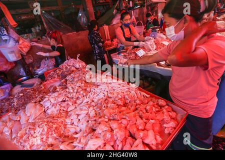 Bangkok, Thailand. 18th Januar 2022. Ein Kunde kauft Huhn auf dem Khlong Toei-Markt in Bangkok.das Ministerium für Tierentwicklung beobachtet die Ausbreitung der Vogelgrippe H5N6 genau, nachdem die Weltgesundheitsorganisation vor einem möglichen Ausbruch nach jüngsten Infektionsfällen in China gewarnt hat. Kredit: SOPA Images Limited/Alamy Live Nachrichten Stockfoto