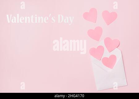 Niedliche Valentinstag und eine Wäscheklammer auf einem rosa Hintergrund. Stockfoto