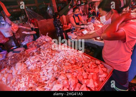 Bangkok, Thailand. 18th Januar 2022. Ein Kunde kauft Huhn auf dem Khlong Toei-Markt in Bangkok.das Ministerium für Tierentwicklung beobachtet die Ausbreitung der Vogelgrippe H5N6 genau, nachdem die Weltgesundheitsorganisation vor einem möglichen Ausbruch nach jüngsten Infektionsfällen in China gewarnt hat. (Foto von Adisorn Chabsungnoen/SOPA Images/Sipa USA) Quelle: SIPA USA/Alamy Live News Stockfoto