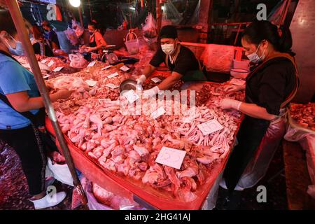 Bangkok, Thailand. 18th Januar 2022. Ein Kunde kauft Huhn auf einem Khlong Toei-Markt in Bangkok.das Ministerium für Tierentwicklung beobachtet die Ausbreitung der Vogelgrippe H5N6 genau, nachdem die Weltgesundheitsorganisation vor einem möglichen Ausbruch nach jüngsten Infektionsfällen in China gewarnt hat. (Foto von Adisorn Chabsungnoen/SOPA Images/Sipa USA) Quelle: SIPA USA/Alamy Live News Stockfoto